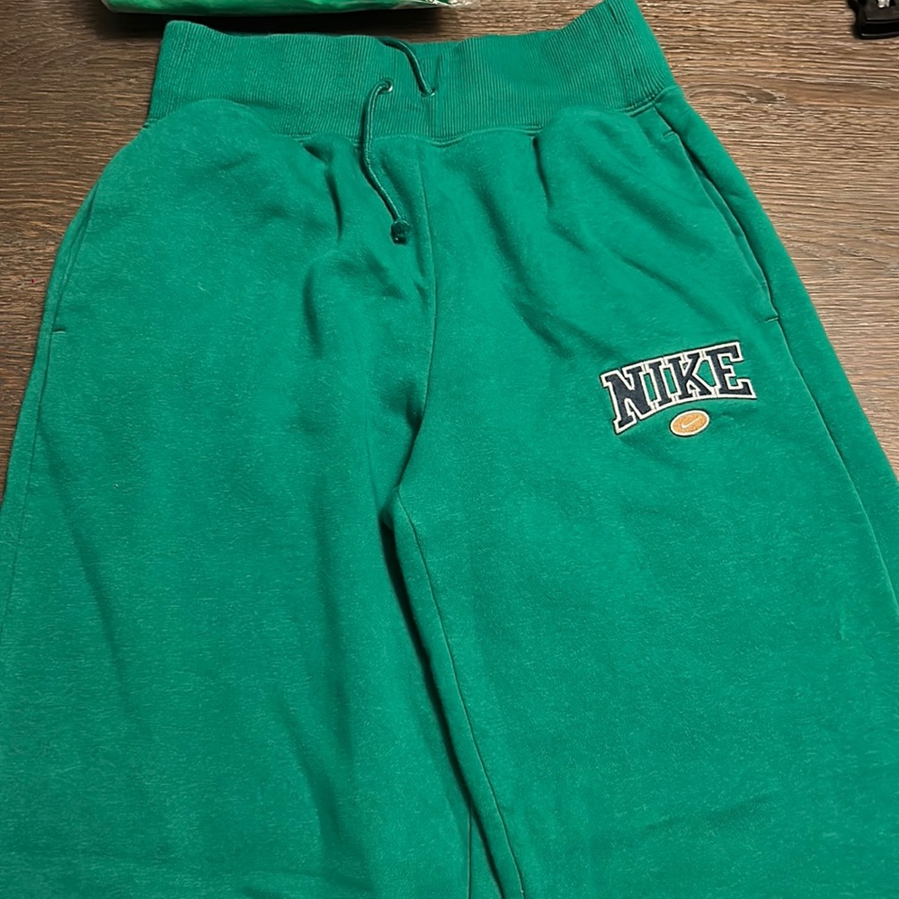 Green embroidered Nike sweatpants